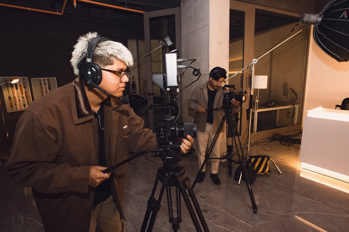 Equipo de producci&oacute;n grabando en estudio