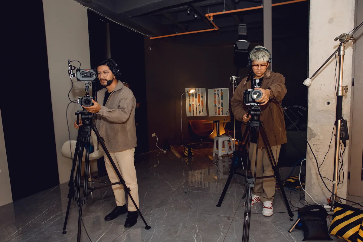Operadores de c&aacute;mara en el estudio